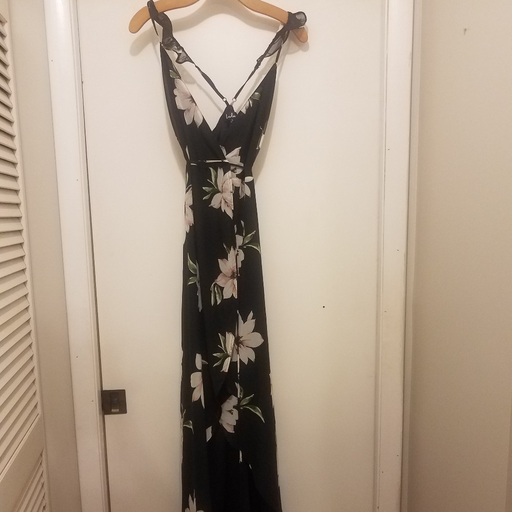 LULUS: ALL MINE BLACK FLORAL PRINT HIGH-LOW WRAP D